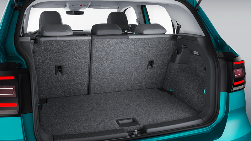 ラゲッジスペース容量は385Lで、後席シートバックを倒すことで1281Lまで拡大可能