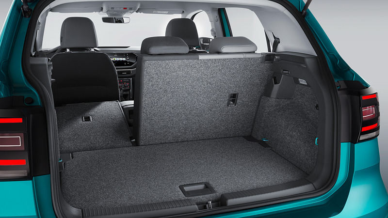 ラゲッジスペース容量は385Lで、後席シートバックを倒すことで1281Lまで拡大可能