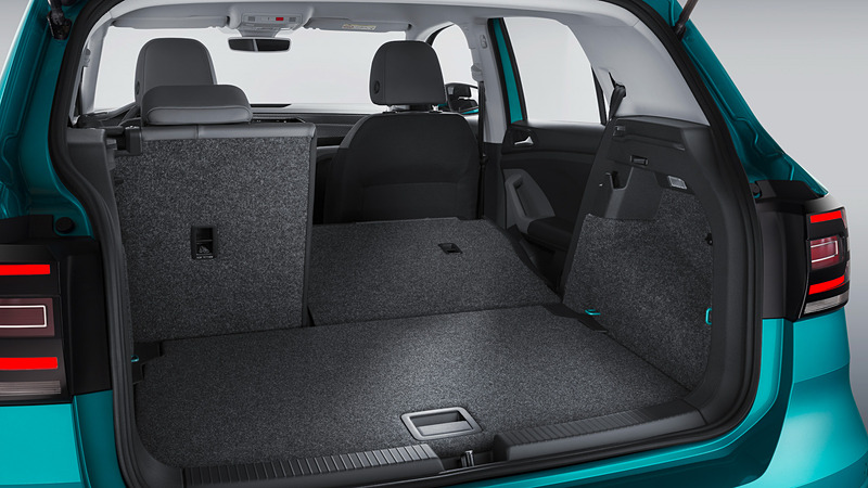 ラゲッジスペース容量は385Lで、後席シートバックを倒すことで1281Lまで拡大可能