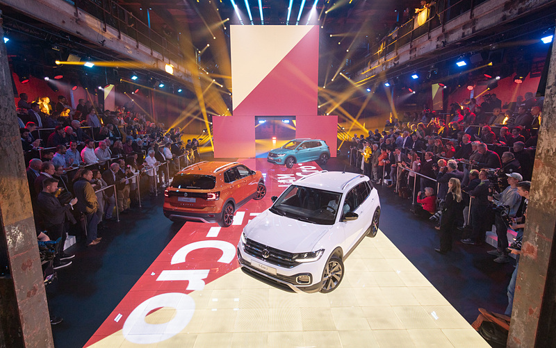 T-Crossの発表会ではイギリスのスーパーモデル、女優、ミュージシャンを務めるカーラ・デルヴィーニュさんも登場。「T-Crossは単なる都会派SUV以上の存在で、私のような複数の側面があり、スタイリッシュなのが大好きです！」とコメント