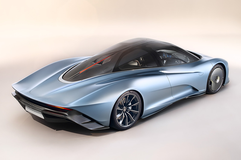 中央配置のドライバーズシートなどにより、エアロダイナミクスを最適化したティアドロップ型のデザインを採用