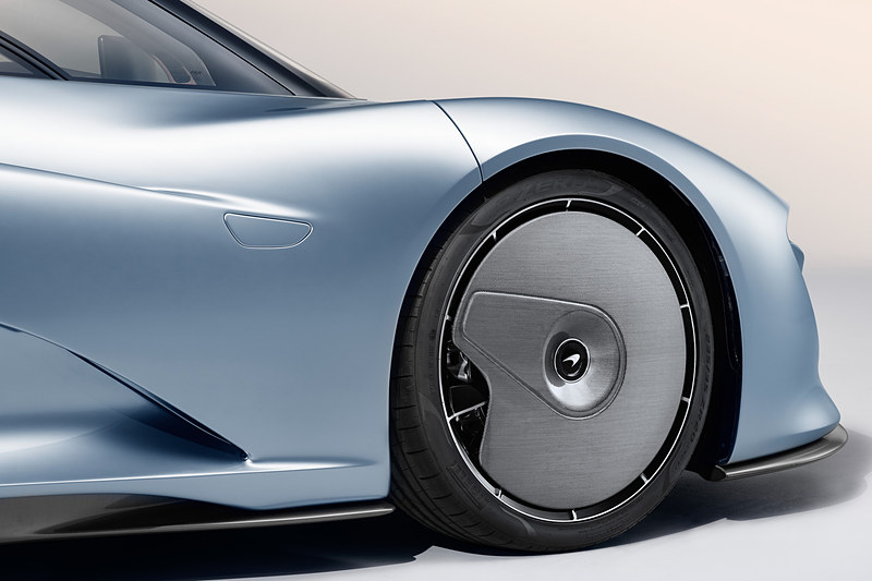 ティアドロップ型でエアロダイナミクスを最適化したボディ形状に加え、前輪に軽量カーボン・ファイバー製の「スタティック・エアロカバー」を設定