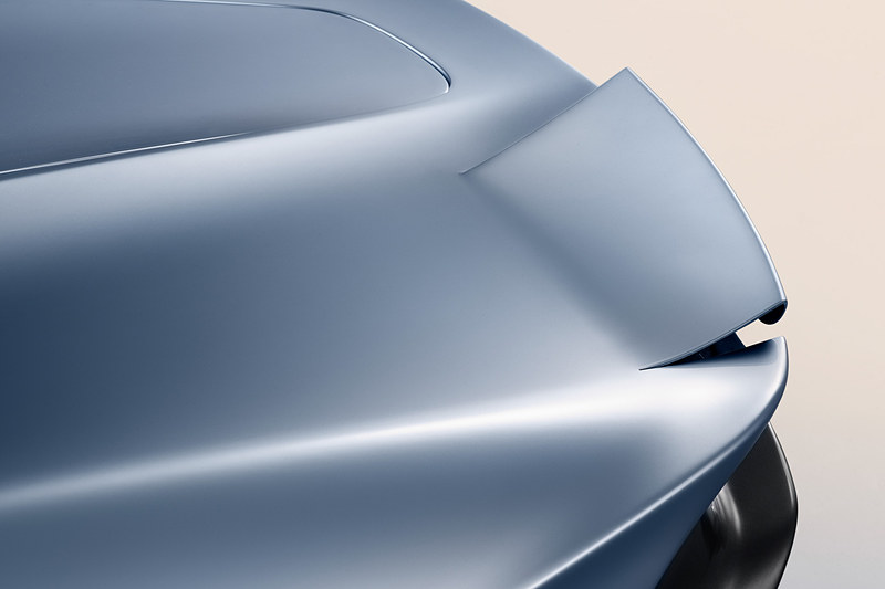 車体後方にある特許技術の「アクティブ・リア・エルロン」は、デザインの一貫性を保ちつつ、エアロドラッグを最小限に抑制