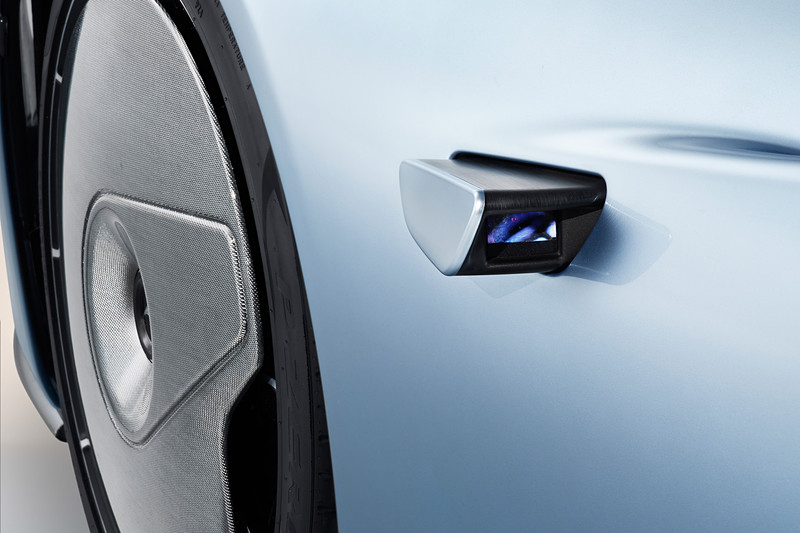 従来のドアミラーの代わりとなる格納式の「デジタル・リアビュー・カメラ」。小型の高解像度デジタルカメラを使うことでエアフローへの影響を最小限に抑制し、「ヴェロシティ・モード」を選択した場合はカメラがドア内部に格納される