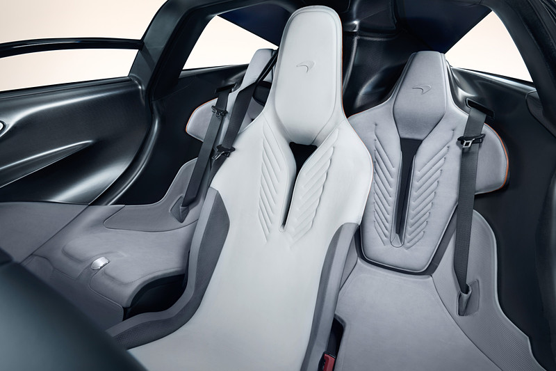 ドライバーズシートはダーク・グレイシャーの全面アニリン仕上げとクール・ホワイトの軽量セミ・アニリン仕上げのレザーで構成
