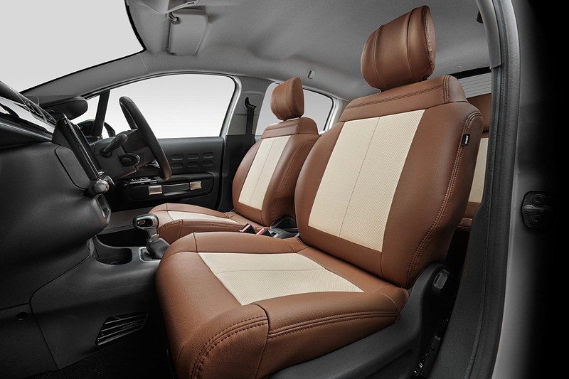 表皮はアイボリー部分が本革、ブラウン部分が人工皮革となり、本革部分には通気性を高めるパーフォレーテッド加工が施されている