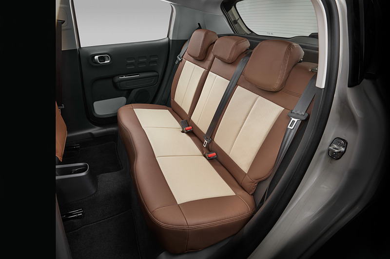 表皮はアイボリー部分が本革、ブラウン部分が人工皮革となり、本革部分には通気性を高めるパーフォレーテッド加工が施されている