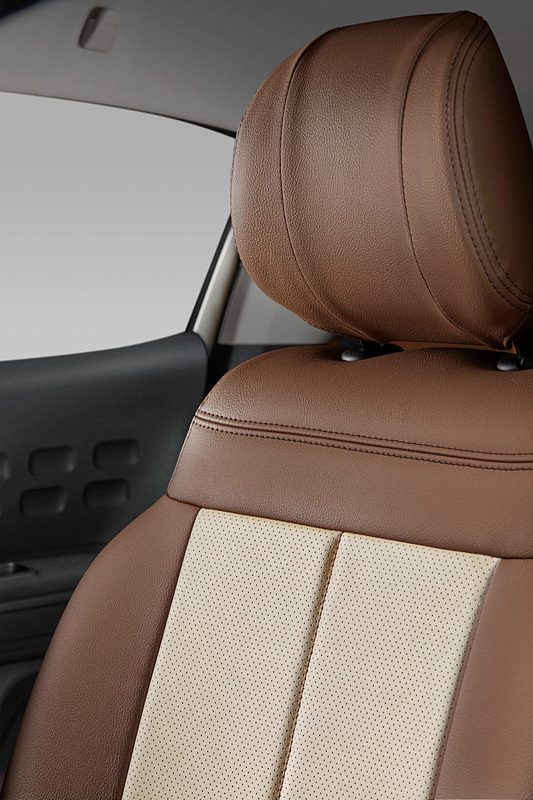 表皮はアイボリー部分が本革、ブラウン部分が人工皮革となり、本革部分には通気性を高めるパーフォレーテッド加工が施されている