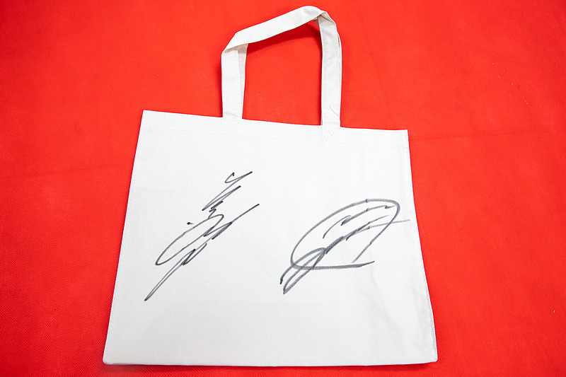 道上龍選手と大津弘樹選手のサインが大きく書かれている