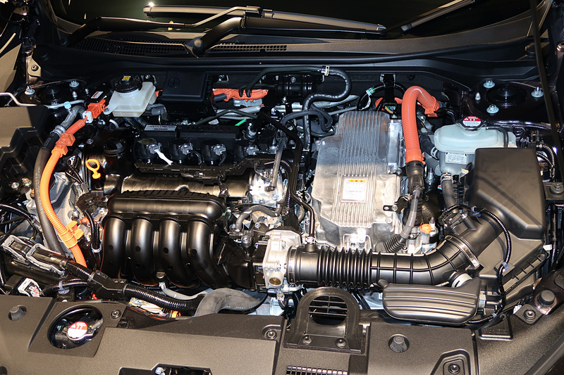 最高出力80kW（109PS）/6000rpm、最大トルク134Nm（13.7kgfm）/5000rpmを発生するエンジン、最高出力96kW（131PS）/4000-8000rpm、最大トルク267Nm（27.2kgfm）/0-3000rpmを発生するモーターを組み合わせて使う「SPORT HYBRID i-MMD」を採用