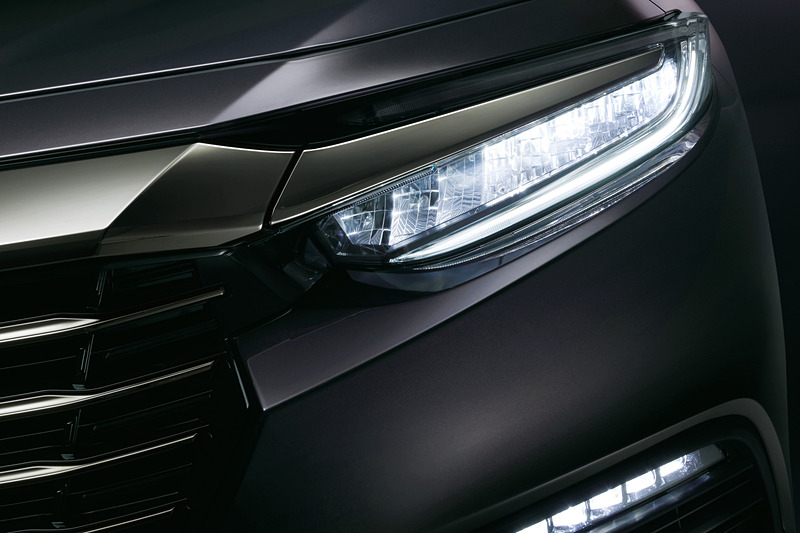 インラインタイプのLEDヘッドライトを全車標準装備