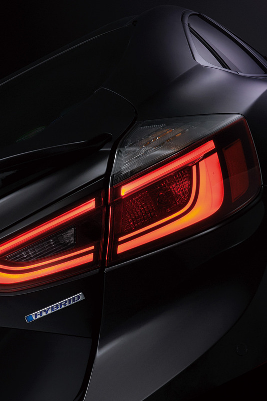 前後ライトの発光イメージやデザインで鋭さや知性を表現