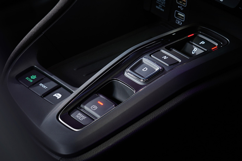 エレクトリックギヤセレクターを全車で採用。「ECON」「SPORT」「EV」といったモードスイッチも備えている