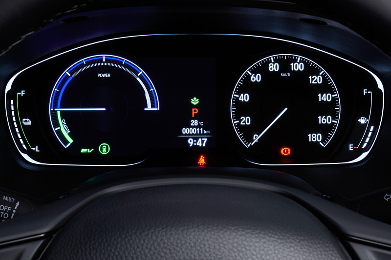 メーターパネルにはタコメーターの代わりにパワーメーターを設定