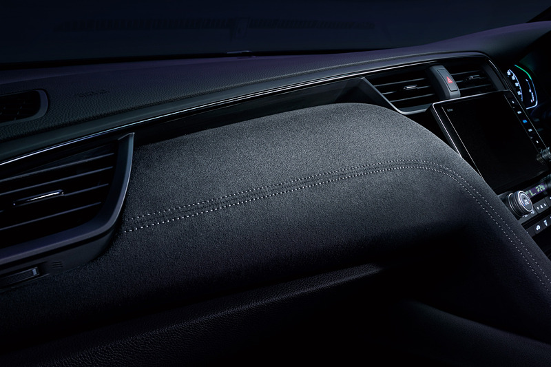 本革の風合いを表現する「リアルステッチソフトパッド」をインパネに設定して上質感を表現