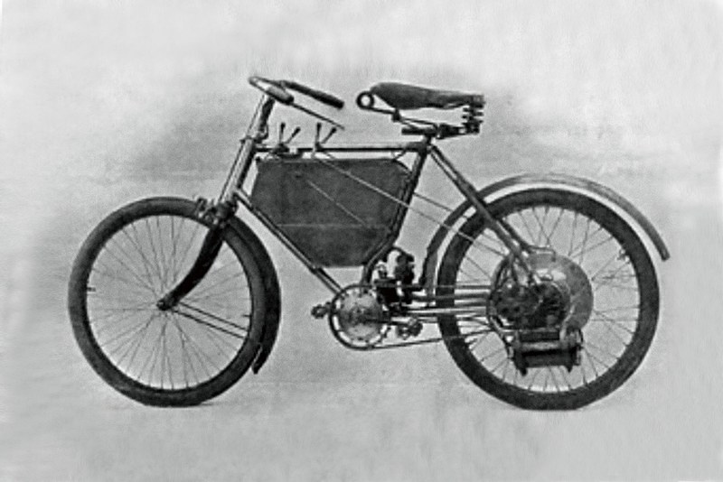 1898年の第1回パリモーターショーで発表された、プジョー最初のモーターサイクル（左）と当時のブランドロゴ（右）