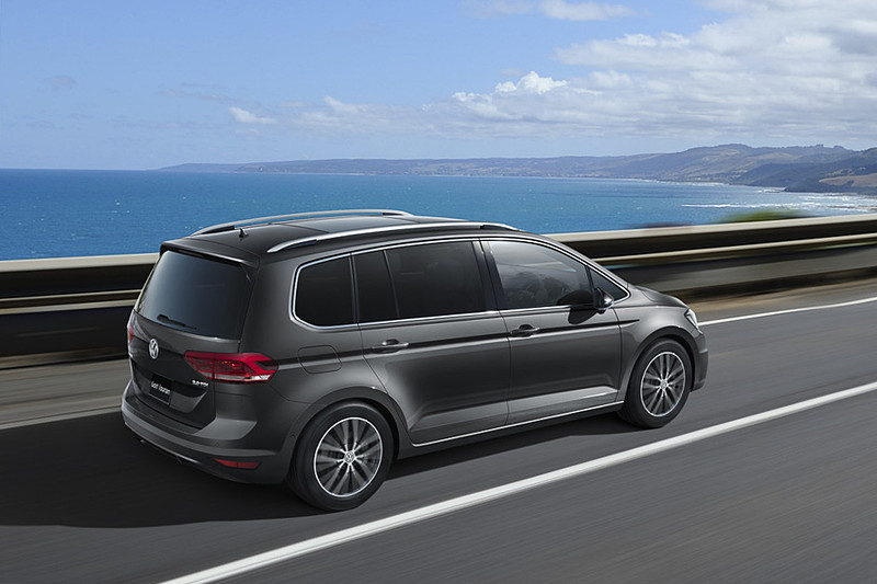 「インジウムグレーメタリック」のゴルフ トゥーラン TDI プレミアム