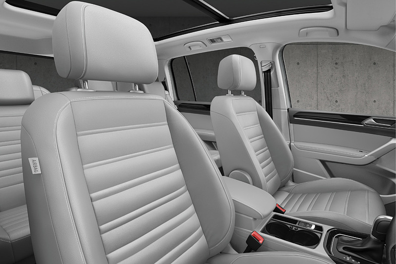 インジウムグレーメタリックの車両はストームグレー内装