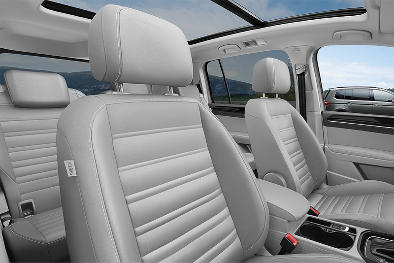 開放感を演出する電動パノラマスライディングルーフを採用