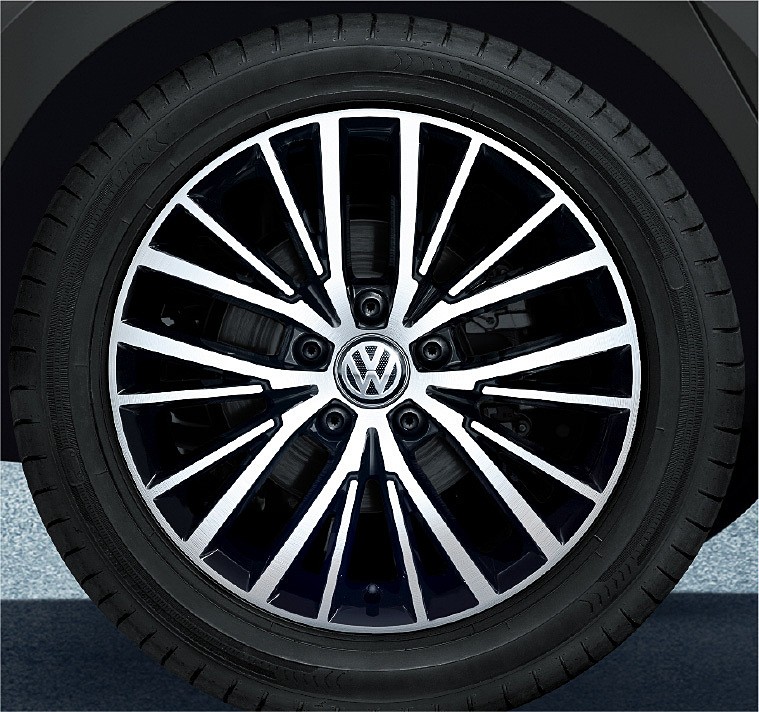 10スポークの専用アルミホイール（6.5J×17）に215/55 R17タイヤをセット