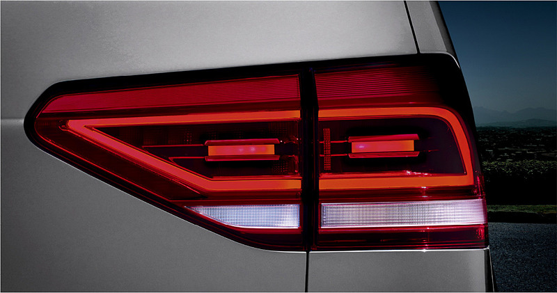 「テクノロジーパッケージ」ではLEDテールランプ（中央）やパワーテールゲート（右）をパッケージ装着