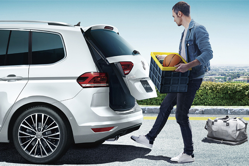 「テクノロジーパッケージ」ではLEDテールランプ（中央）やパワーテールゲート（右）をパッケージ装着