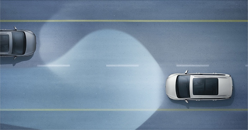 テクノロジーパッケージではダイナミックコーナリングライト（左）、ダイナミックライトアシスト（中央）、駐車支援システム“Park Assist”（右）といった安全性や利便性を高める先進装備も用意する