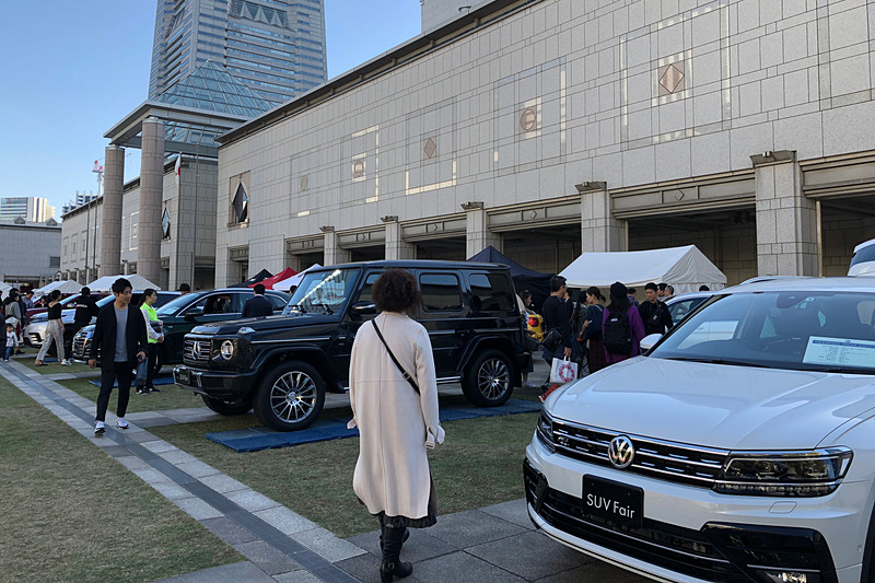 「SUVフェア 2018」で、横浜美術館前の広場にズラリ並んだ最新SUVたち。登場したばかりのフォルクスワーゲン「ティグアン」のディーゼルモデルや、フルモデルチェンジしたメルセデス・ベンツ「Gクラス」など、注目のモデルがたくさんあって、興味津々であちこちチェックする人たちで賑わっていました。