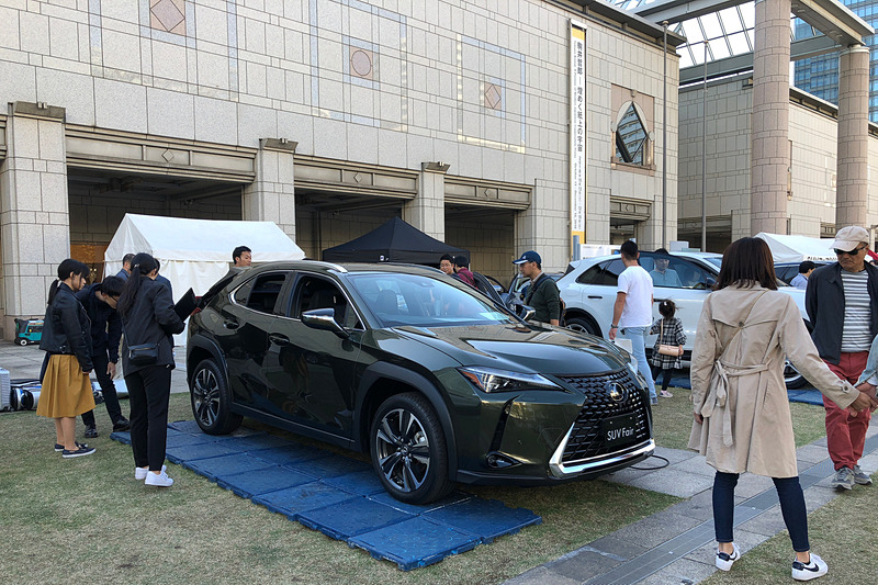 まだ発売前のレクサス「UX」もサプライズでお披露目！　海外モーターショーで話題となり、コンパクトサイズなのにダイナミックなデザインや、鍛え上げた走りなど前評判が高く、発売を心待ちにしている人も多いだけあって、常に人だかりができていました