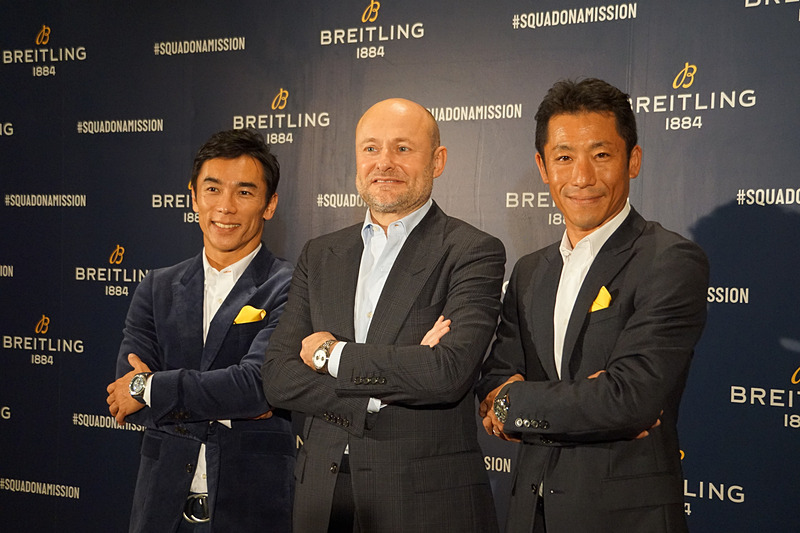 写真は左から、佐藤琢磨選手、ブライトリング CEOのジョージ・カーン氏、室屋義秀選手