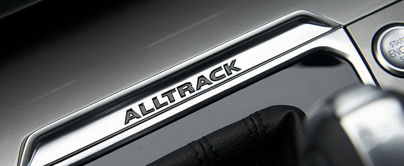 6速DSGのシフトセレクターやドアシルプレートに「ALLTRACK」のロゴを設定