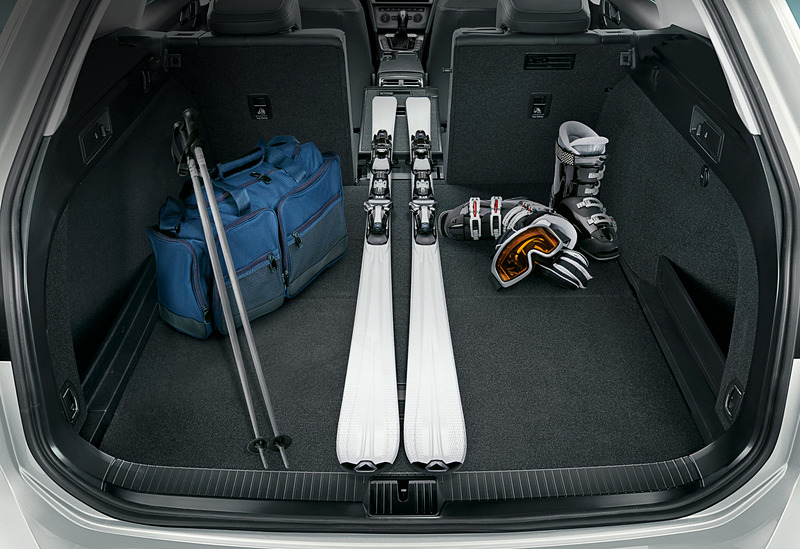 3分割式のリアシートを活用して長尺物の収納にも対応