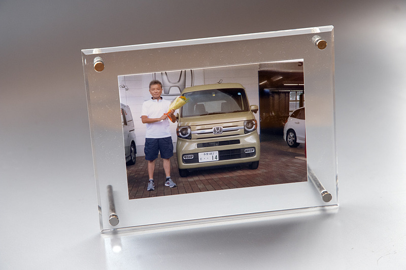 納車の際にディーラーの方が撮影してくれた記念写真。なんだかくすぐったい気持ち