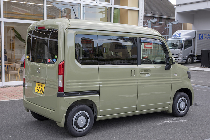 購入したクルマを改めて紹介しよう。グレードは「＋STYLE FAN・ターボ Honda SENSING」。トランスミッションはCVTで、4WDモデル。ボディカラーは＋STYLE FANの訴求色になったガーデングリーン・メタリック（初期リーフレットはプレミアムイエロー・パールIIが大きく扱われていた）。ちなみにこれはディーラーの試乗車