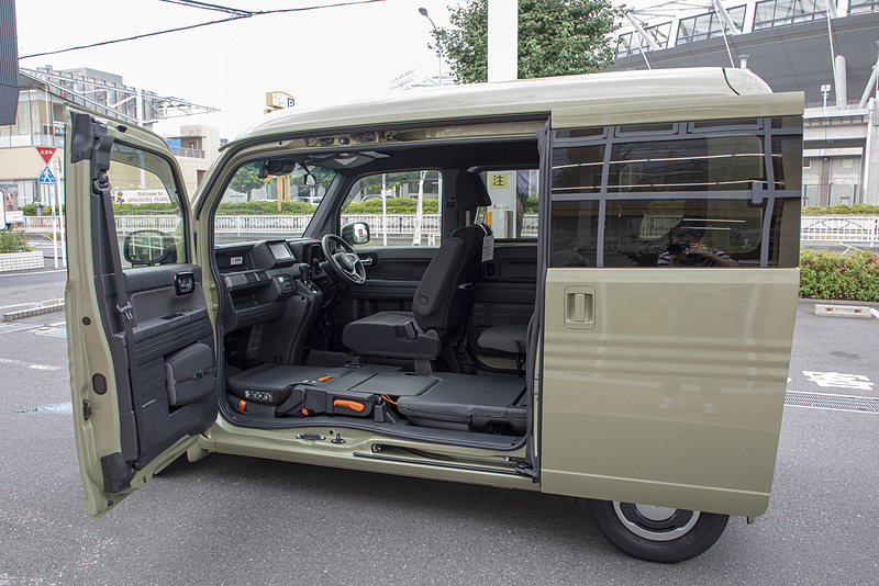 購入したクルマを改めて紹介しよう。グレードは「＋STYLE FAN・ターボ Honda SENSING」。トランスミッションはCVTで、4WDモデル。ボディカラーは＋STYLE FANの訴求色になったガーデングリーン・メタリック（初期リーフレットはプレミアムイエロー・パールIIが大きく扱われていた）。ちなみにこれはディーラーの試乗車