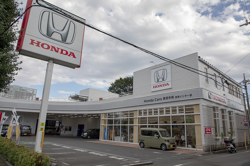 「Honda Cars 東京中央」の調布インター店は、国道20号沿いに位置していて、サッカーでおなじみの「味の素スタジアム」の目の前にある