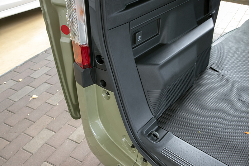 最初の大失敗。オプションとして「外部電源入力キット」というのがある。使うかどうかというより、N-VANらしいオプションだけに付けようと思っていたのだが、まんまと注文忘れ……。後からでも付くのでまあいいけど、パーツ代だけで3万4000円、工賃を入れると4万円オーバー。クレジットに含めたかったかも……