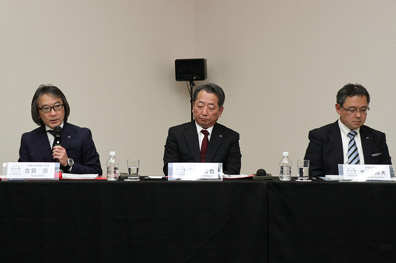 決算説明会の出席役員。左からマツダ株式会社 取締役 専務執行役員 企画領域統括、グローバル IT ソリューション・MDI担当 古賀亮氏、マツダ株式会社 常務執行役員 企画領域統括補佐、財務担当 藤本哲也氏、マツダ株式会社 常務執行役員 営業領域総括、ブランド推進・グローバルマーケティング担当 青山裕大氏