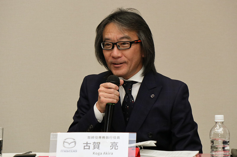 質疑応答でコメントするマツダ 取締役 専務執行役員 企画領域統括、グローバル IT ソリューション・MDI担当 古賀亮氏