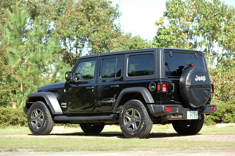 4ドアのロングホイールベースモデルとなる新型「ラングラー アンリミテッド スポーツ」（494万円）のボディサイズは、4870×1895×1845mm（全長×全幅×全高）で、ホイールベースは3010mm。2ドアモデルの「スポーツ」と比べると、全長とホイールベースは550mm長く、全高は20mm高い