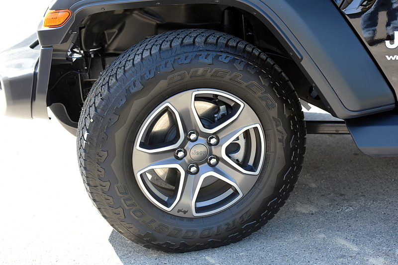 アンリミテッド スポーツは245/75 R17サイズのオールテレインタイヤを装着