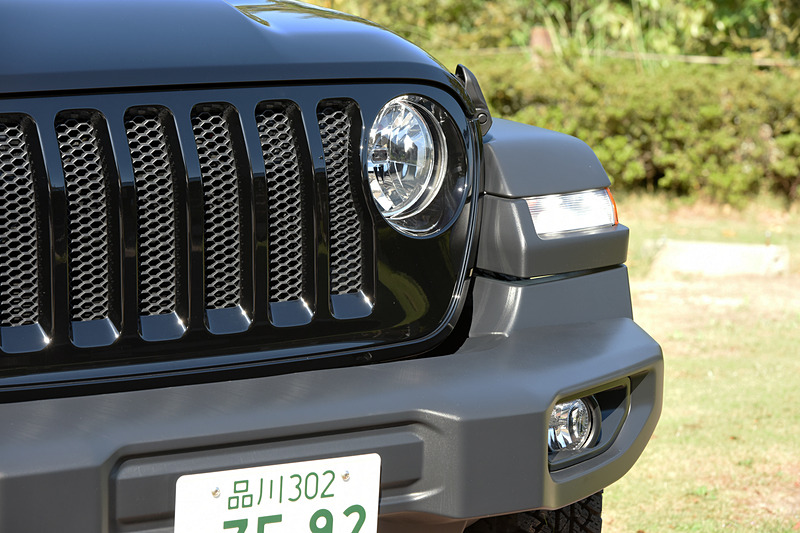 アンリミテッド スポーツのヘッドライトとフォグランプ、テールランプはハロゲンとなるが、アンリミテッド サハラ ローンチ エディションではすべてLED化された