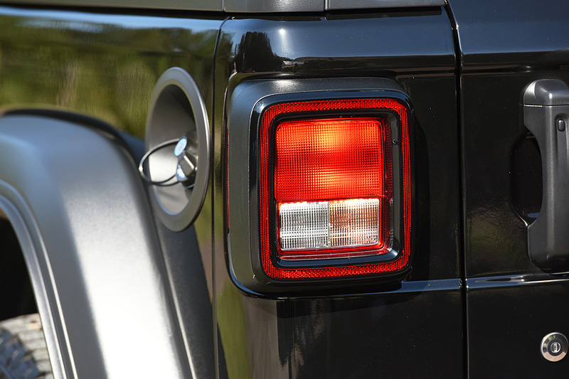 アンリミテッド スポーツのヘッドライトとフォグランプ、テールランプはハロゲンとなるが、アンリミテッド サハラ ローンチ エディションではすべてLED化された