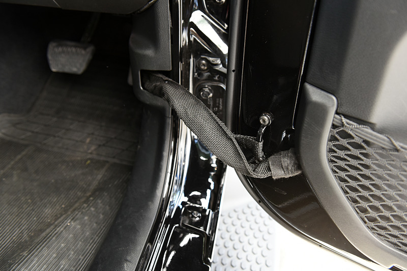 ドアは簡単に外せるように、配線のカバーも工夫されている