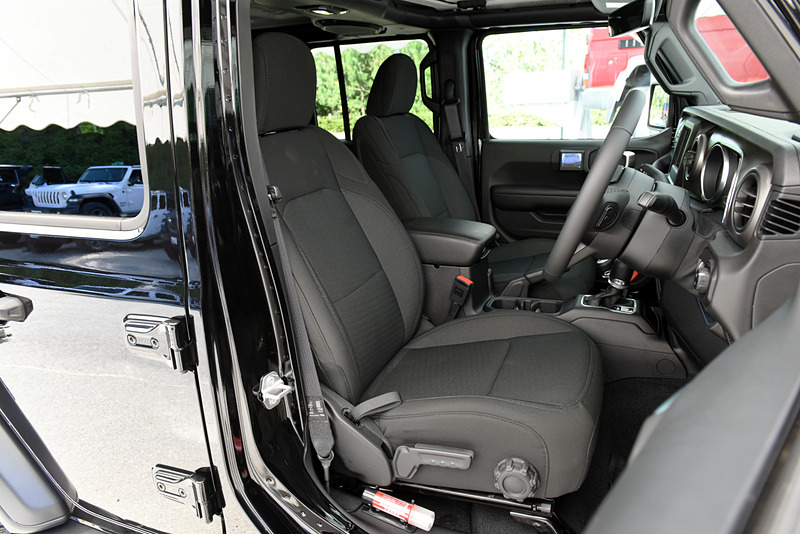 シートは布製のバケットタイプ