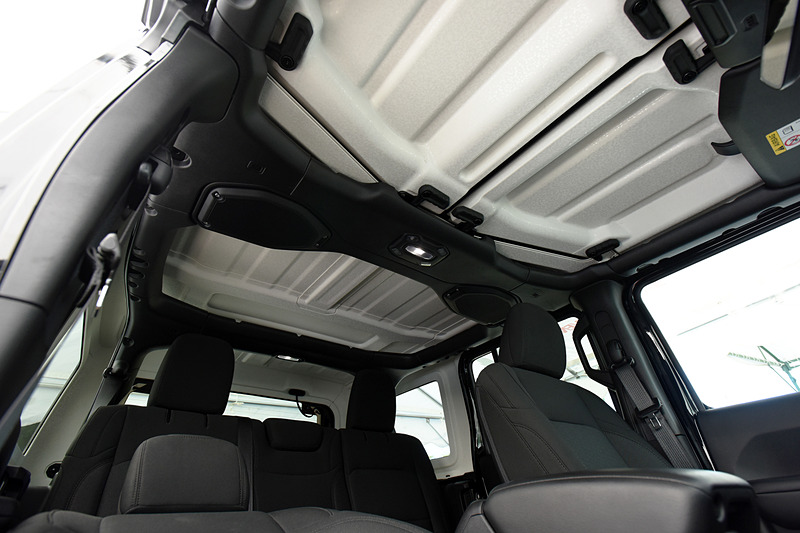 ルーフは簡単に取り外してオープンエアーが楽しめる「フリーダムトップ 3ピース モジュラーハードトップ」となる