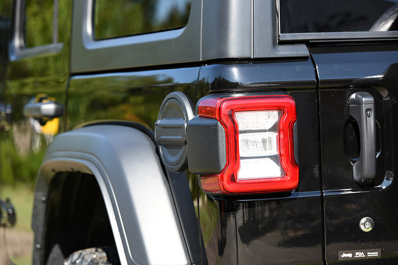 テールランプの形状がより特徴的なものとなる