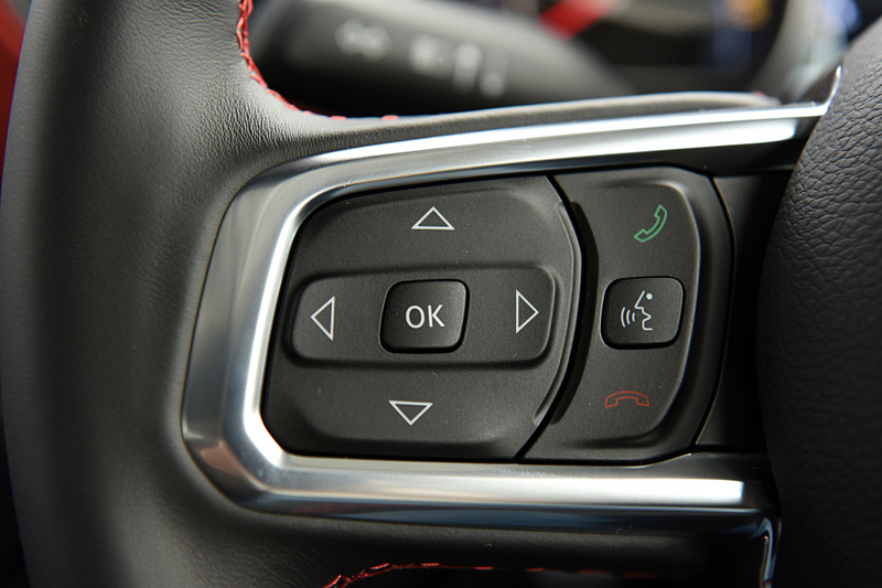 ステアリングスポークにはオーディオや、全車標準装備となったクルーズコントロールのスイッチを配置