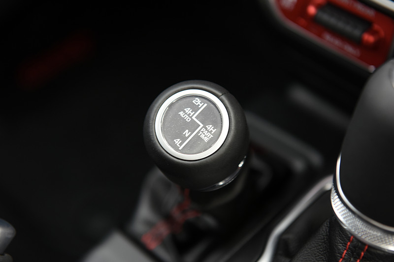 クルーズ用の「2H」、雪道や砂利道などに有効な「4H」、最大の駆動力を発生するローギヤードの「4L」といった従来からのパートタイム4×4モードに加え、ジープ初となる自動で前後輪のトラクションを配分するフルタイム4×4の「4H AUTO」モードを搭載。走行中でもレンジの切り替えができる