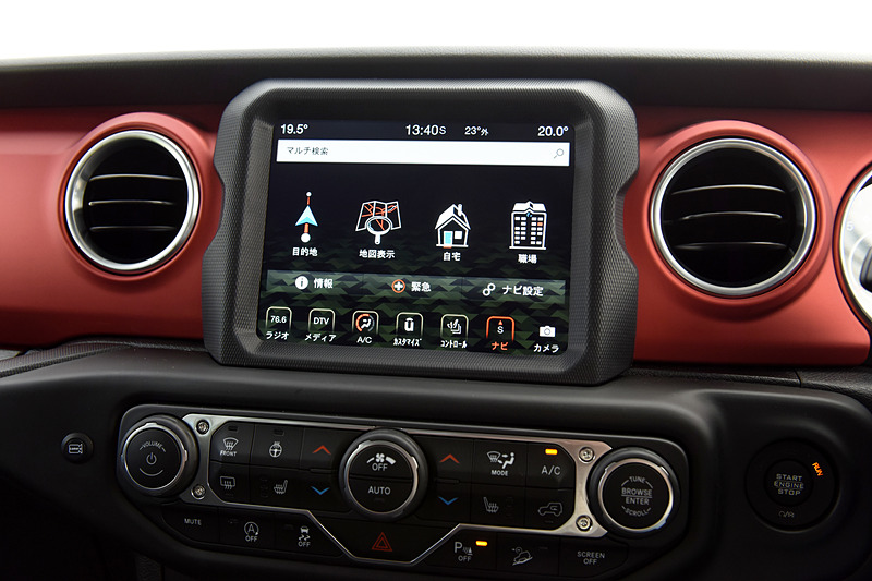 「Uconnect」システムは、ラングラー アンリミテッド サハラ ローンチ エディションではオーディオナビゲーションシステムが、スポーツ、アンリミテッド スポーツはApple CarPlay、Android Auto対応のインフォテインメントシステムがそれぞれ標準装備される